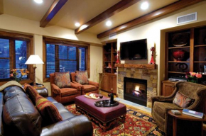 Innsbruck Aspen Deluxe Two-Bedroom Suite 02 w/ Hot tub, Centrally located